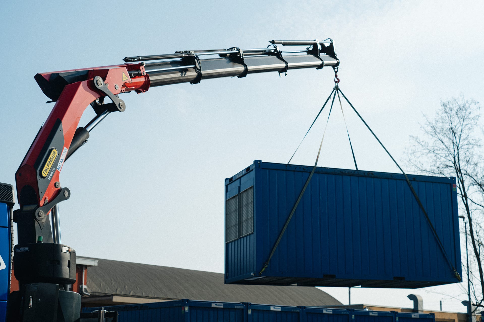 Gru articolata Rotari SRL solleva un container CONTAINEX al deposito di Piangipane